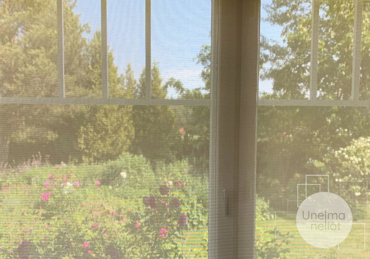 Screenkaihdin vähentää häikäisyä ja säilyttää näkymän ulos.