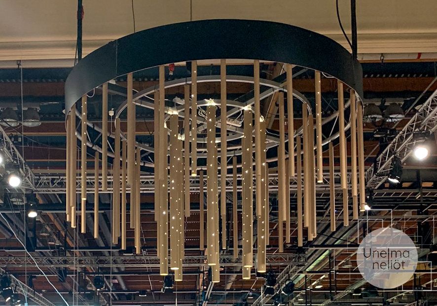 kuvassa on kangasrullista tehty valaisin Kuusilinnan osastolla