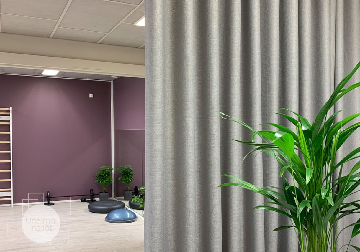 eteisen ja liikuntatilan välissä on liikuteltava verho